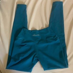 Alphalete cross front legging size small